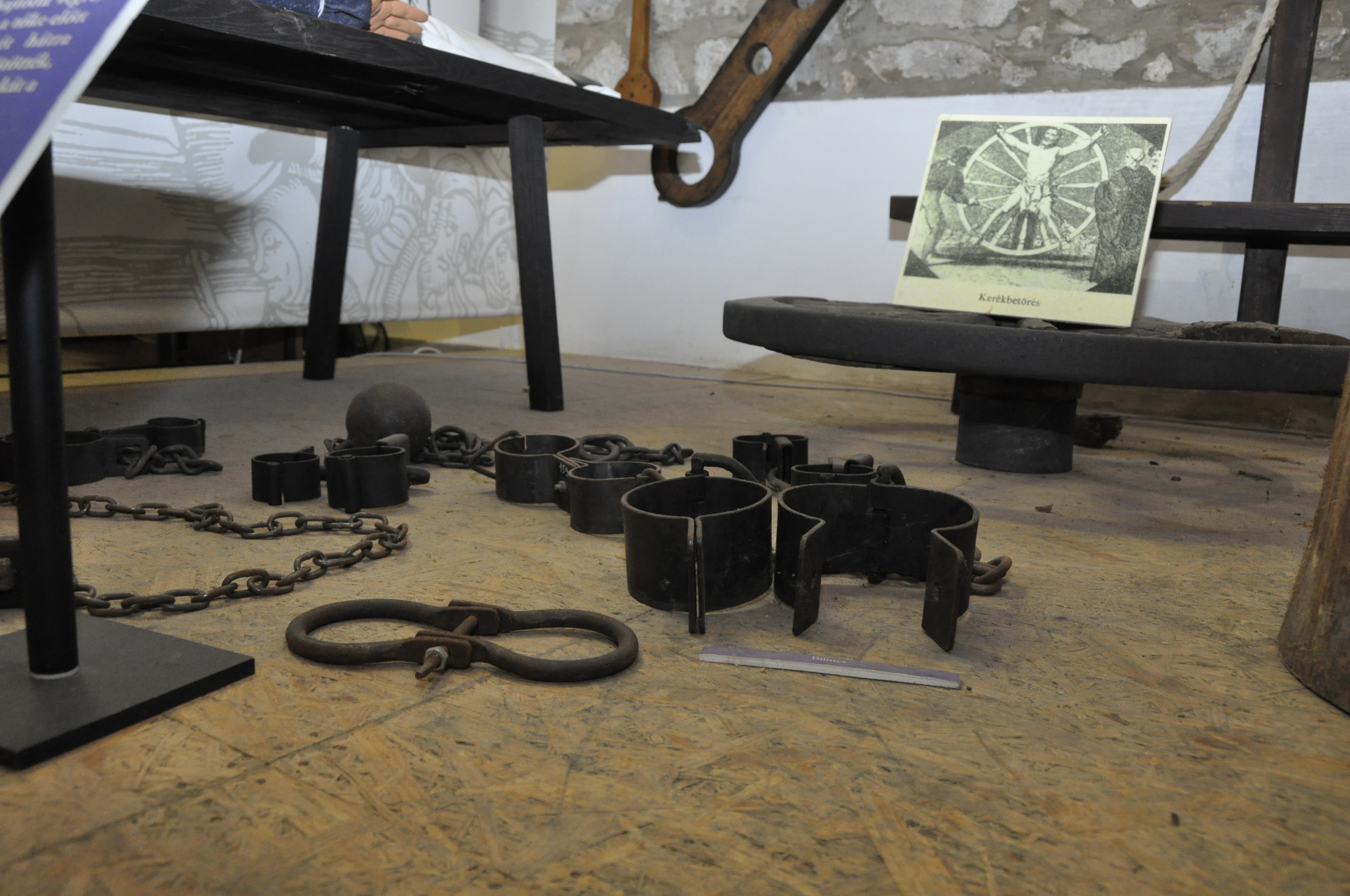 Vasgolyó és lánc a Börtönmúzeum középkori kínzóeszközeit bemutató tárlatán